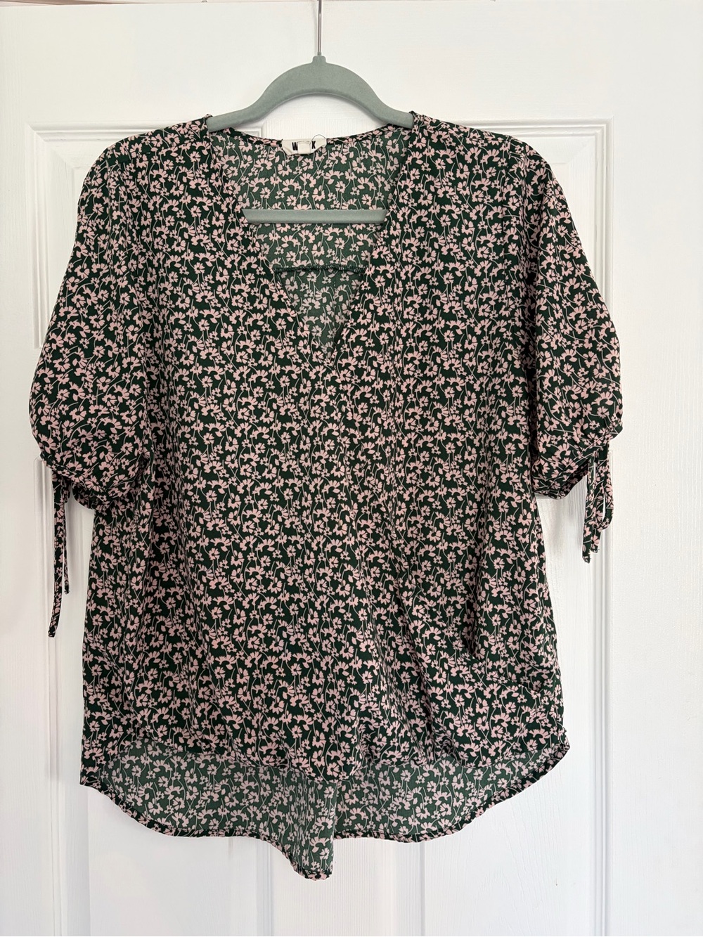 West K Womens Green Floral V-Neck Blouse size M
